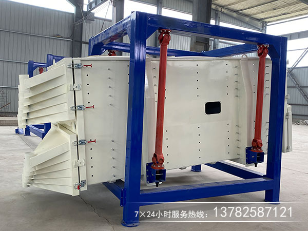 搖擺篩的篩分和哪些因素有關(guān)么？廠家?guī)懔私? />
</p>
什么是搖擺篩？搖擺篩實(shí)際上是一種高精度的篩分設(shè)備。搖擺篩的一個(gè)優(yōu)點(diǎn)是，其篩分精度、篩分效率和篩分壽命是傳統(tǒng)圓篩的5-10倍，非常適合處理難以處理的物料。與其篩查相關(guān)的因素有哪些？進(jìn)料量也會(huì)影響搖擺篩的篩分精度和產(chǎn)量。如果一次投放的材料太多，欲速則不達(dá)，會(huì)造成屏幕堵塞或損壞，因此應(yīng)均勻投放。搖擺篩的徑向和切向傾角。這兩個(gè)傾角導(dǎo)致物料在篩面上逐漸螺旋運(yùn)動(dòng)，使物料在相對較小的區(qū)域內(nèi)行走較長距離，以提高篩分精度。由此可見，傾角的設(shè)置不正確，會(huì)影響搖擺篩的篩分精度。<br />
<div style=